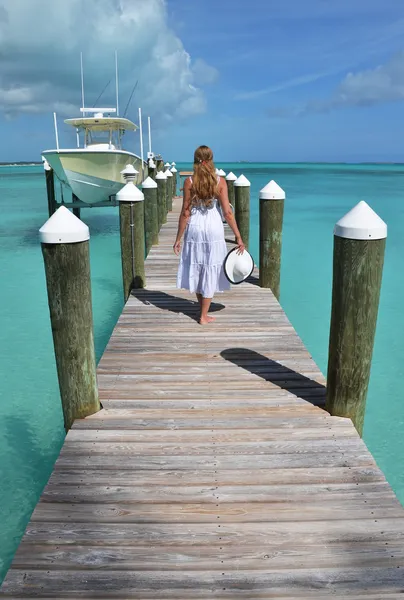 Girl on the yacht pier. Exuma, Bahamas — Stock Photo, Image