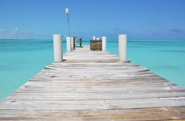 Träbrygga. Exuma, bahamas — Stockfoto