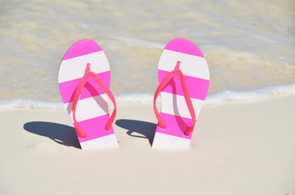 Flip-flops on the beach — Stock Photo, Image