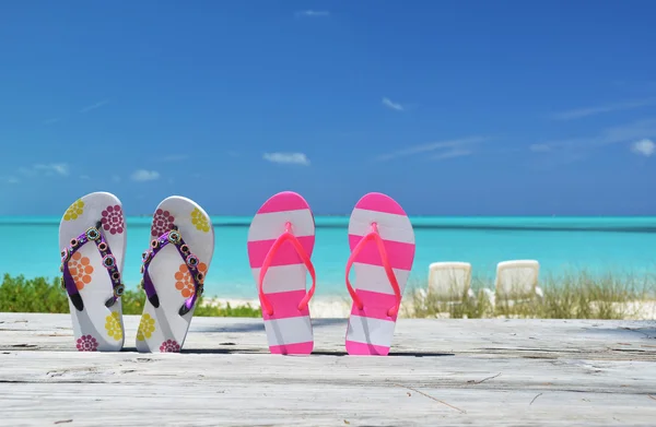 Zwei Paar Flip-Flops gegen Atlantik. exuma, bahamas — Stockfoto