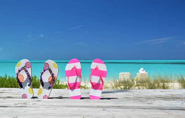 Two pairs of flip-flops against Atlantic. Exuma, Bahamas — Stock Photo, Image