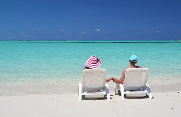 Ein paar am strand von exuma, bahamas — Stockfoto