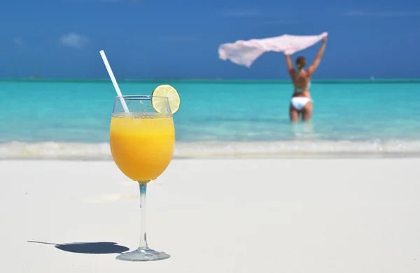 Sklenice pomerančové šťávy. Exuma, Bahamy — Stock fotografie