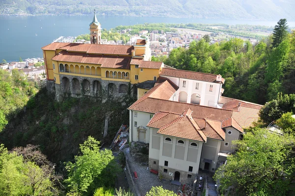 Madonna del sasso, medeltida kloster på berget utsikt över sjön — Stockfoto