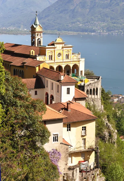 Madonna del sasso, kijken uit middeleeuwse klooster gelegen op de rots op meer — Stockfoto