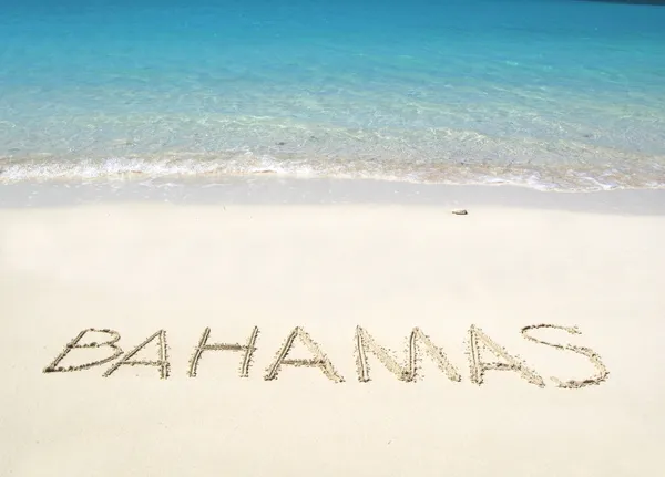 BAHAMAS escribiendo en una playa desierta — Foto de Stock