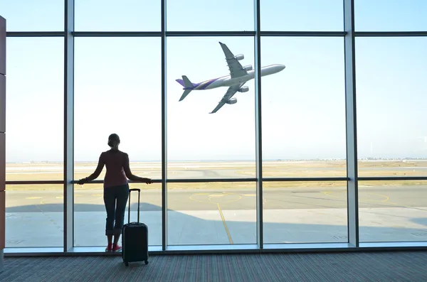 Girl at the airport window — Stock Photo, Image