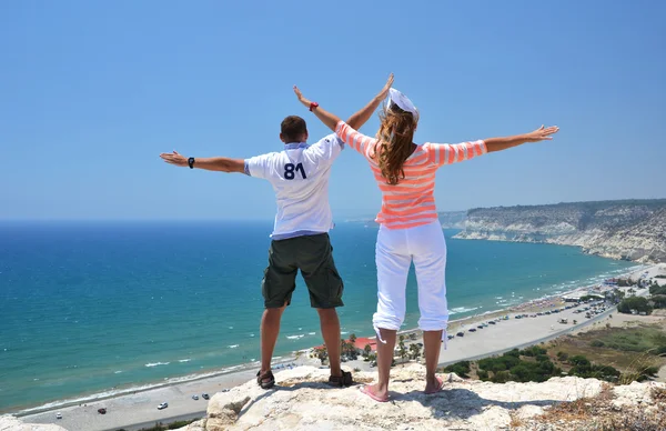 A couple looking to the coastline of Cyprus — Stock Photo, Image