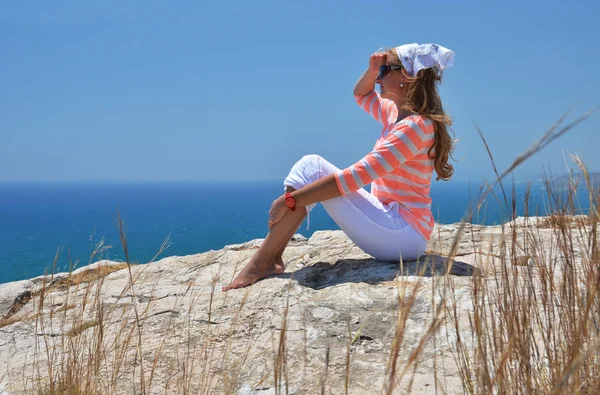女孩在寻找到大海的岩石。塞浦路斯 — 图库照片