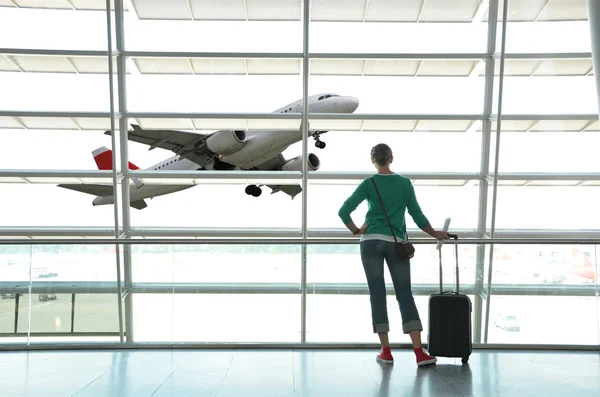 공항 창에서 여자 — 스톡 사진