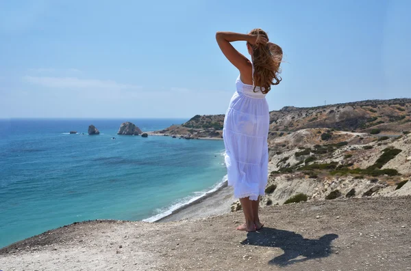 Ragazza al luogo di nascita di Afrodite, Cipro — Foto Stock