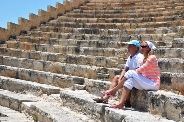A couple in the Kourion's amphiteater. Cyprus — Stock Photo, Image