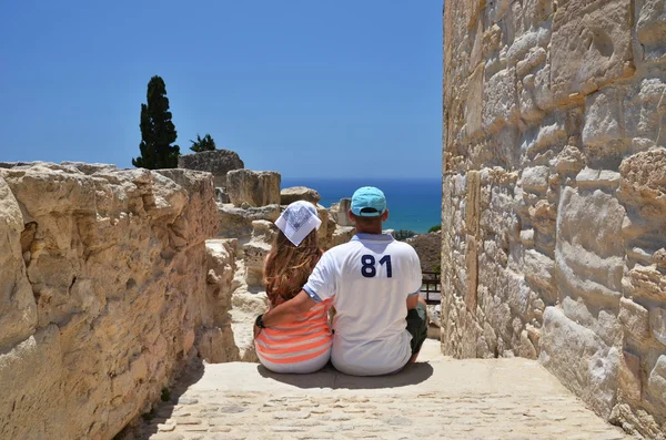 A couple among ancient ruines of Kourion in Cyprus — Stock Photo, Image