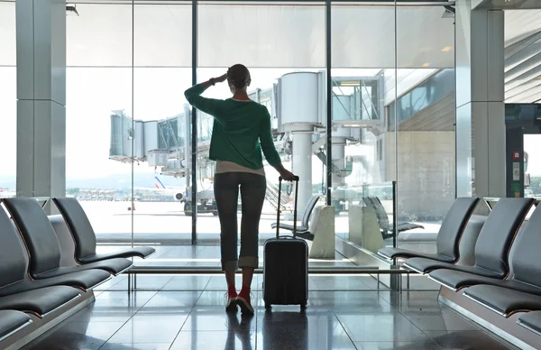 Girl at the airport window — Stock Photo, Image