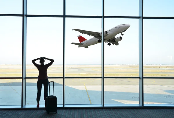 Chica en la ventana del aeropuerto — Foto de Stock