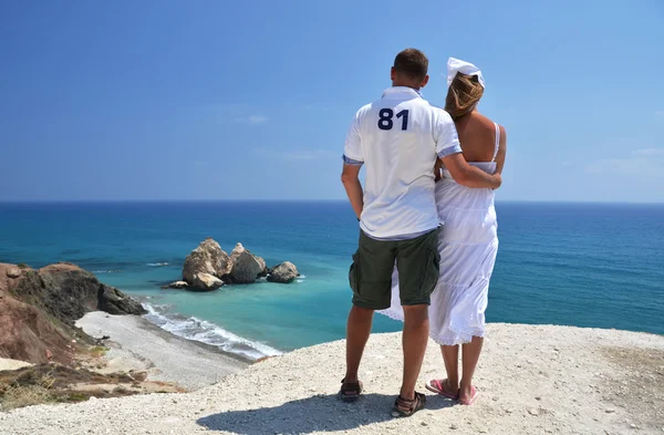 A couple looking to the coastline of Cyprus — Stock Photo, Image