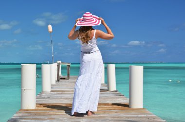 okyanusa bakarak ahşap iskelesi kız. Exuma, bahamas