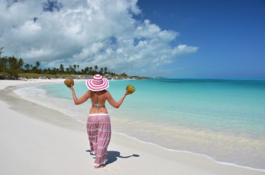 küçük exuma, bahamas bir plajda hindistancevizi ile kız