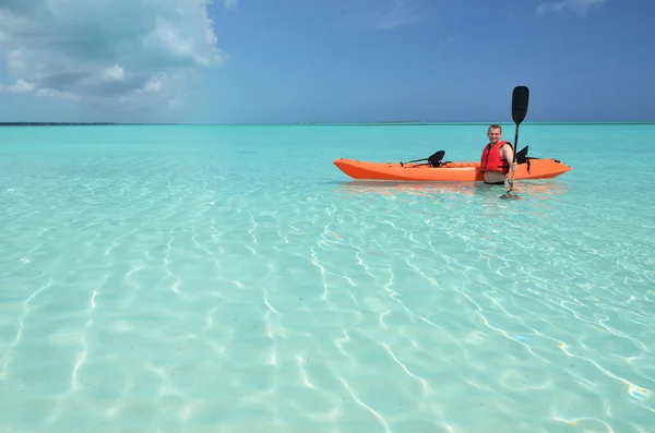 Een man met kajak. Exuma, bahamas — Stockfoto