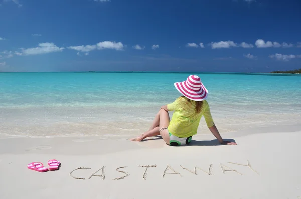 Flicka avkopplande på stranden av exuma, bahamas — Stockfoto