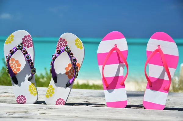 Δύο ζεύγη flip-flops κατά τον Ατλαντικό. Exuma, Μπαχάμες — Φωτογραφία Αρχείου