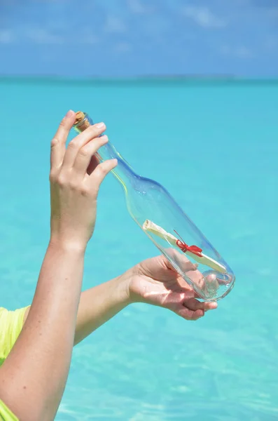 Bouteille avec un message dans les mains — Photo