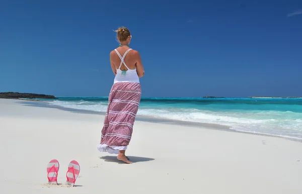 Chica en la playa desrt de Little Exuma, Bahamas — Foto de Stock