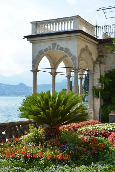 Vista sul lago di Como da villa Monastero. Italia — Foto Stock