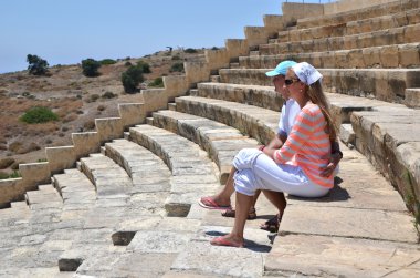 Birkaç Kourion'ın amphiteater. Kıbrıs