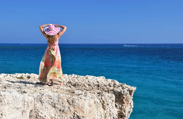 女孩在磐石上，塞浦路斯 — 图库照片