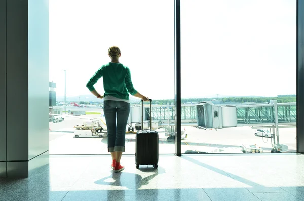 Ragazza alla finestra dell'aeroporto — Foto Stock