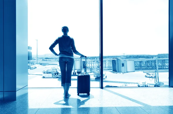 Fille à la fenêtre de l'aéroport — Photo