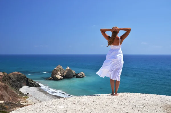 Meisje op zoek naar de zee in de buurt van aphrodite geboorteplaats, cyprus — Stockfoto