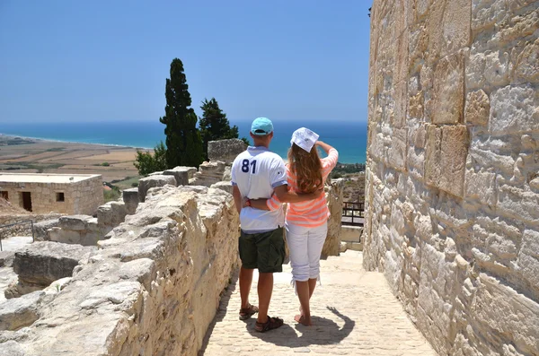 A couple among ancient ruines of Kourion in Cyprus — Stock Photo, Image