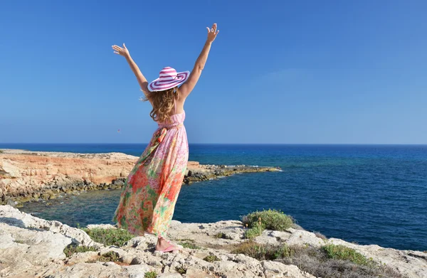 Дівчина на скелі, Кіпр — стокове фото