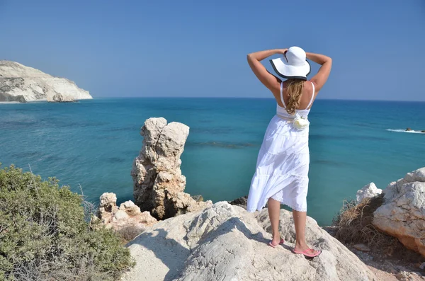 Девушка смотрит на море рядом с родиной Афродиты, Кипр — стоковое фото
