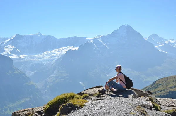 Traveler on the top of a rock. Switzerland — Stock Photo, Image