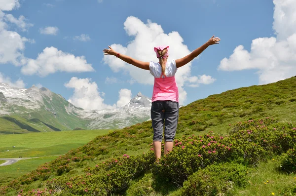 Reiziger op de heuvel. Melchsee-frutt, Zwitserland — Stockfoto