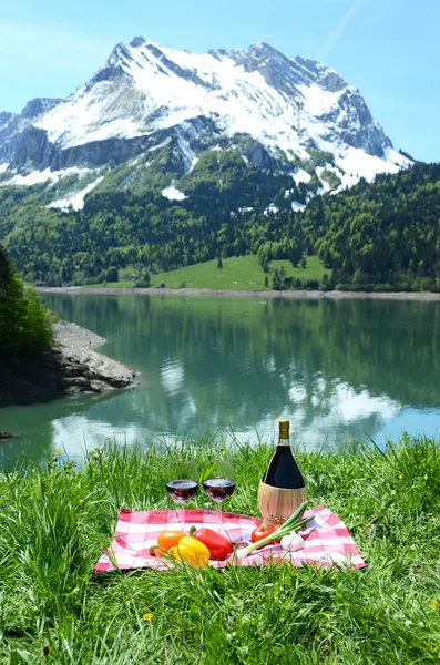 Wine and vegetables served at a picnic in Alpine meadow. Switzer — Stock Photo, Image