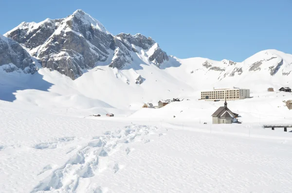 Voetstappen in de sneeuw. Melchsee-frutt, Zwitserland Rechtenvrije Stockfoto's