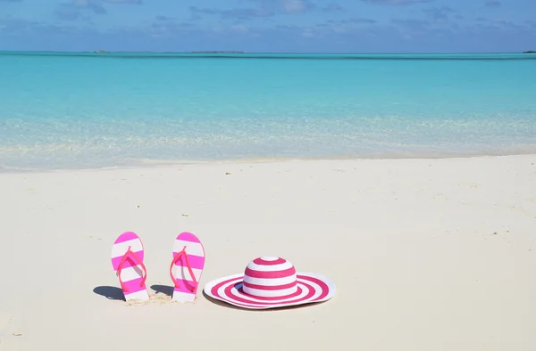 Flip-Flops und Hut am Strand — Stockfoto