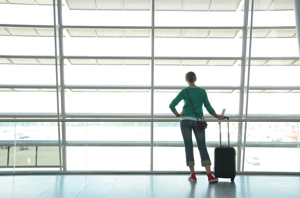 Chica en la ventana del aeropuerto — Foto de Stock