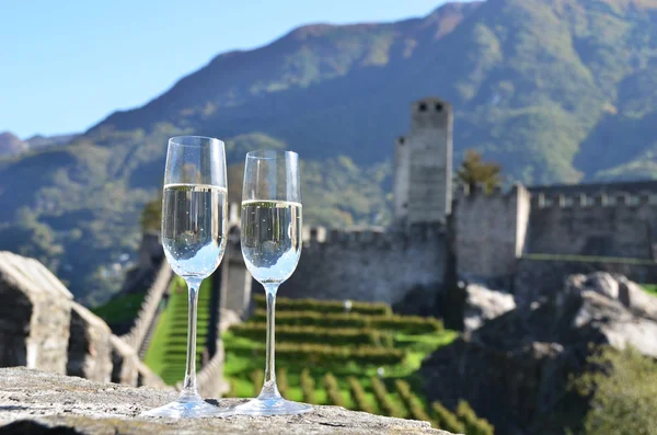 Iki şampanya bardağı ve üzüm. Bellinzona, İsviçre — Stok fotoğraf