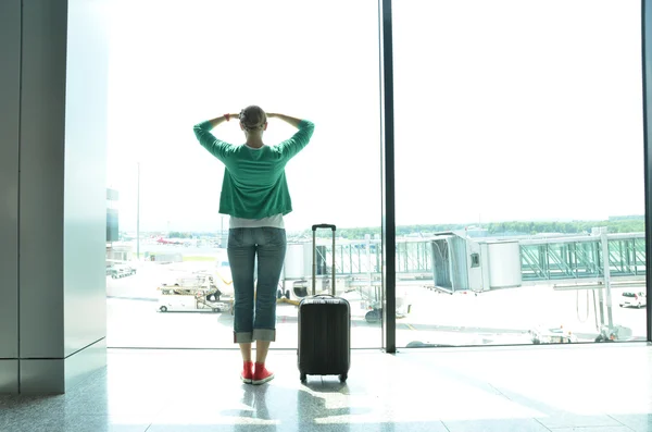 Dziewczyna w oknie Lotnisko — Zdjęcie stockowe