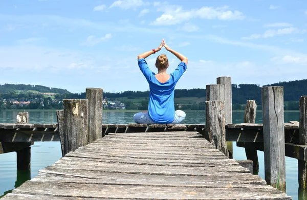 Ragazza sul pontile di legno. Svizzera — Foto Stock