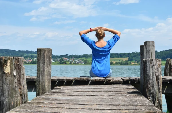 Meisje op de houten steiger. Zwitserland — Stockfoto