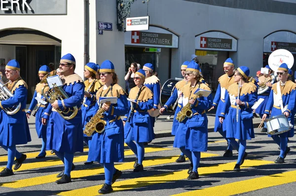 ZURICH - 1 de agosto: Desfile tradicional en Zúrich en el Día Nacional Suizo —  Fotos de Stock