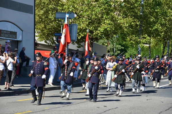 ZURICH - 1 de agosto: Desfile tradicional en Zúrich en el Día Nacional Suizo —  Fotos de Stock