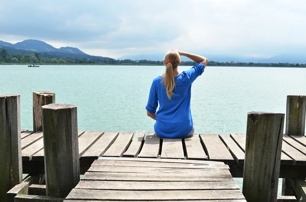 Ragazza sul pontile di legno. Svizzera — Foto Stock