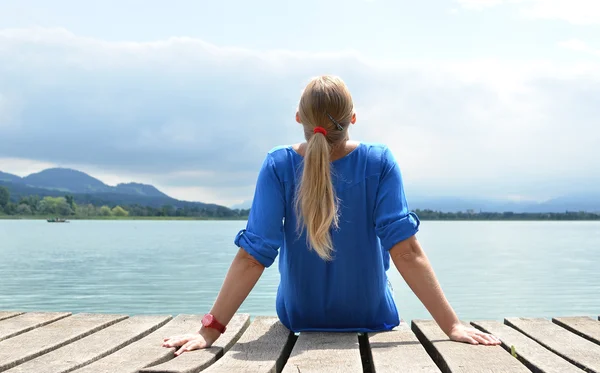 Ragazza sul pontile di legno. Svizzera — Foto Stock